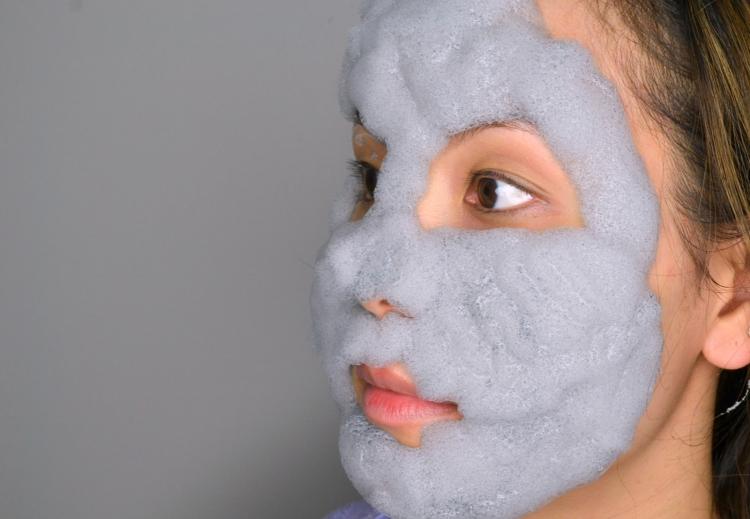 <p>Maske ince bir şekilde yüze sürülüyor ve köpürmeye başlayınca ovalanarak çıkartılıyor.</p>

