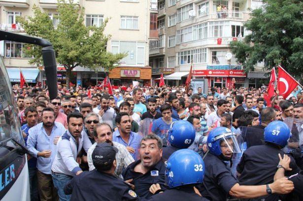 <p>Şehit için Cacabey Meydanı’nda kılınan cenaze namazı öncesinde bir grup sloganlar atarak HDP İl Binası önüne geldi.</p>
