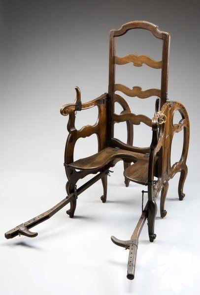 <p>Kişiye özel ayarlanabilen ayak koyma yeri ile arkaya yatırılabilen bu doğum sandalyesi, 1600 -1700 yılları arasında Avrupa’da kullanılmış.</p>
