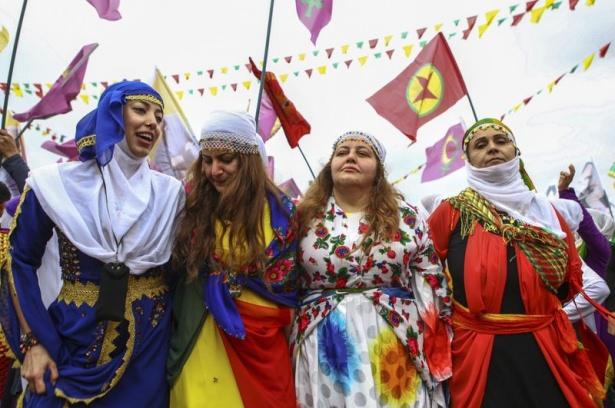 <p>Çözüm sürecinin en kritik adımlarının atılacağı Diyarbakır'daki Nevruz'da halk sabahın erken saatlerinde alanı doldurdu.</p>

<p> </p>
