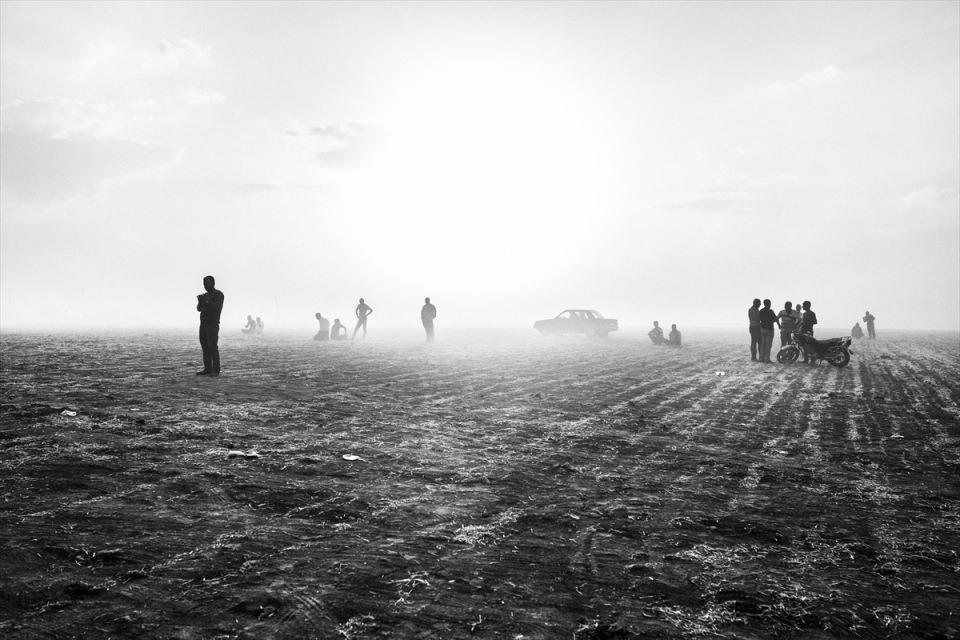 <p>Yılın Foto Röportajı dalında ikinciliği, Suriyeli sığınmacıların Türkiye sınırından Almanya'ya uzanan yolculuklarını yansıtan fotoğraflarıyla Agence Le Journal'den Emin Özmen elde etti.</p>