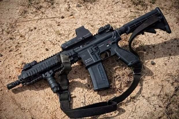 <p>Heckler & Koch ürettiği silahı HKM4 olarak adlandırmak istese de Colt buna karşı çıkmış ve dava açmıştır.</p>
<p> </p>