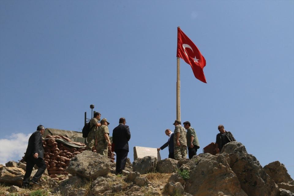 <p>Sınır boylarından ve buralardan Mehmetçiğimiz kuş uçurtmamaya çalışıyor ve mümkün olduğunca da daraltıyor. Bu tabloyu biz geçen sene geldiğimizde çok arzu ediyorduk, bu yolun bu istikamette oluşmasını. Terörle mücadelede aldığımız mesafe kadar bu gelişmelerde de aldığımız mesafeyi önemsiyoruz. Herkesin moralini çok yüksek görüyoruz Allah'a şükürler olsun." diye konuştu. </p>