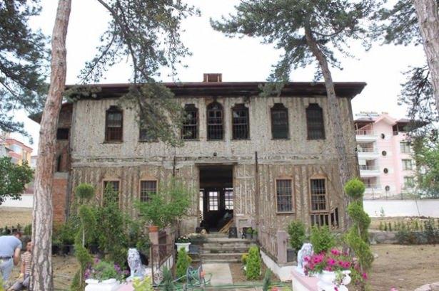 <p>Havza'nın Kurtuluş Savaşı'nda önemli bir yeri olduğunu, Mustafa Kemal'in milli mücadeleyi başlatmak için Samsun'a çıktıktan sonra Havza'ya gelerek, çalışmalarını burada sürdürdüğünü hatırlatan Demirbilek, Atatürk'ün o yıllarda bir süre kaldığı konağın yıkılmak üzere olduğunu görünce satın almaya karar verdiğini belirtti.</p>

<p> </p>
