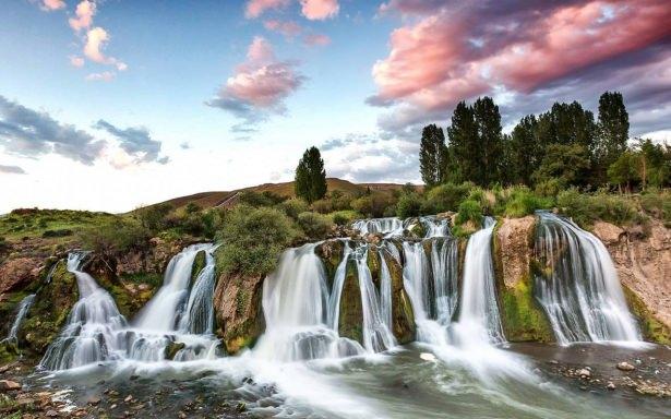 <p><strong>MURADİYE ŞELALESİ / VAN </strong>Yaklaşık 20 metreden dökülen şelalenin kaynağı Tendürek Dağı’ndan geliyor. Yıldırım Güngör, “Hem Van Gölü hem de Süphan Dağı manzarasına sahip. Eski lav tünelinden akan eşsiz bir şelale” diyor. Kışın buz tutan şelale fotoğrafçıların akınına uğruyor. Muradiye.</p>

