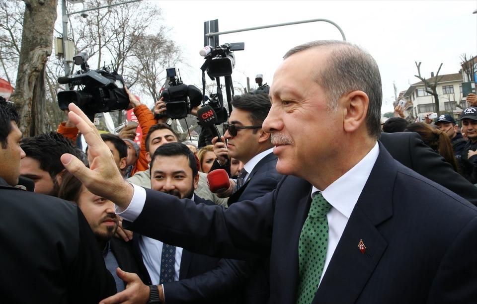 <p>Vatandaşlar, ellerinde "Uzun yollar uzun adamla yürünür", "Kahraman bekleyen yığınlarını kahramansız bırakma Allah'ım", "İyi ki doğdun REİS" ve "Ömrünüz bereketli olsun" yazılı pankartlar ve Erdoğan posterleri taşıyarak, tezahüratlar eşliğinde Cumhurbaşkanı Erdoğan'ın doğum gününü kutladı. </p>
<p> </p>
