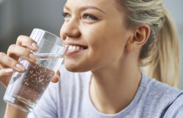<p><strong>1. Bol su içmek</strong></p>
<p>Cildin en önemli ihtiyaçlarından birisi su içmektir. Sağlıklı bir cilti için günde 2 litre su içmek gerekir.</p>