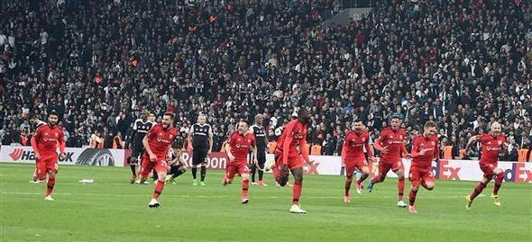 <p>Lyon'un kaptanı Gonalons takımının son penaltısını kullandı. Adeta Beşiktaş için ölüm vuruşu olan bu penaltı filelerle buluşunca Lyon büyük bir sevinç yaşarken Beşiktaşlı futbolcu ve taraftarlar adeta yıkıldı</p>