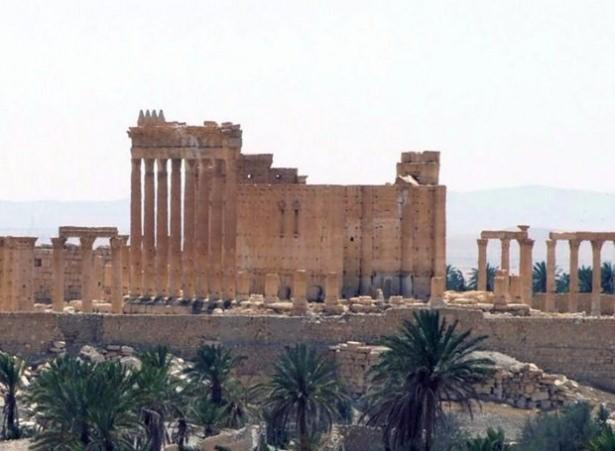 <p><strong>IŞİD 2 bin yıllık bir tapınağı daha havaya uçurdu</strong><br />
IŞİD paha biçilmez tarihi eserleri birbiri ardına yıkmaya devam ediyor. Palmira antik kentinde bulunan 2000 yıllık tapınak havaya uçuruldu. Tapınağın patlamada büyük zarar gördüğü belirtiliyor.</p>
