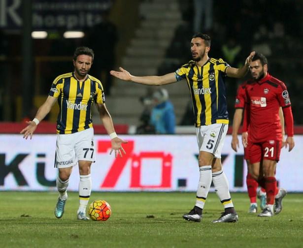 <p><strong>Mehmet Topal ve Gökhan Gönül'den transfer açıklaması</strong>.</p>

<p>İki futbolcu konuyla ilgili yaptıkları açıklamada, “Şu anda tamamen şampiyonluğa odaklandık ve başka bir şey düşünmüyoruz. Eğer yönetim bizi sözleşmeyi uzatmak için görüşmeye çağrırsa oturur konuşuruz. Medya bizi başka takımlara yazmaktan vazgeçsin. Bunu başka nasıl anlatırız bilmiyoruz” ifadelerini kullandı.</p>
