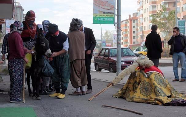 <p>Erzurum’da düğünlerde kız evine giderken ‘deve oyunu’ kültürünü yaşatmak için sokakta kadın kıyafeti giyerek oyun oynayan gençler, polisin dikkatini çekti.</p>

<p> </p>
