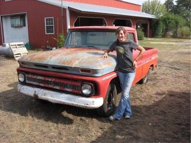 <p>Kahramanımız genç bir kız. 16 yaşında 1966 model bir kamyonet alıyor. Babası, amcası ve tanıdıklarının yardımıyla arabayı neredeyse baştan tasarlıyor. </p>

<p> </p>

