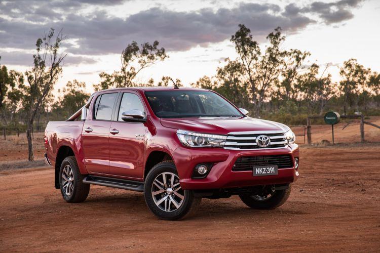 <p>Toyota Hilux'de 5 bin TL indirimden yararlanmak mümkün.</p>
<p>Ancak indirim istemeyenler, Hilux 4x2 modellerinde 24 bin TL’ye 12 ay, 4x4 Hi Cruiser AT modelinde 25 bin TL'ye 20 ay faizsiz kredi kullanabilir.</p>