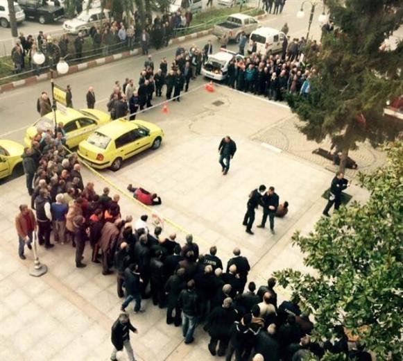 <p>Olay, Atatürk Caddesi üzerindeki Ardeşen Belediye binası önünde saat 11.45 sıralarında meydana geldi. İnşaatlarda çalışan Vanlı Mesut K., aralarında husumet bulunan kuzenleri Ünal ve Umut K. ile karşılaşınca tartışmaya başladı. </p>

<p> </p>
