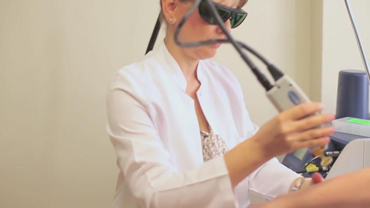 <p>İşlem direk cilde yapıldığı için doktorların tercih ettiği merkezlere gidilmelidir. </p>
