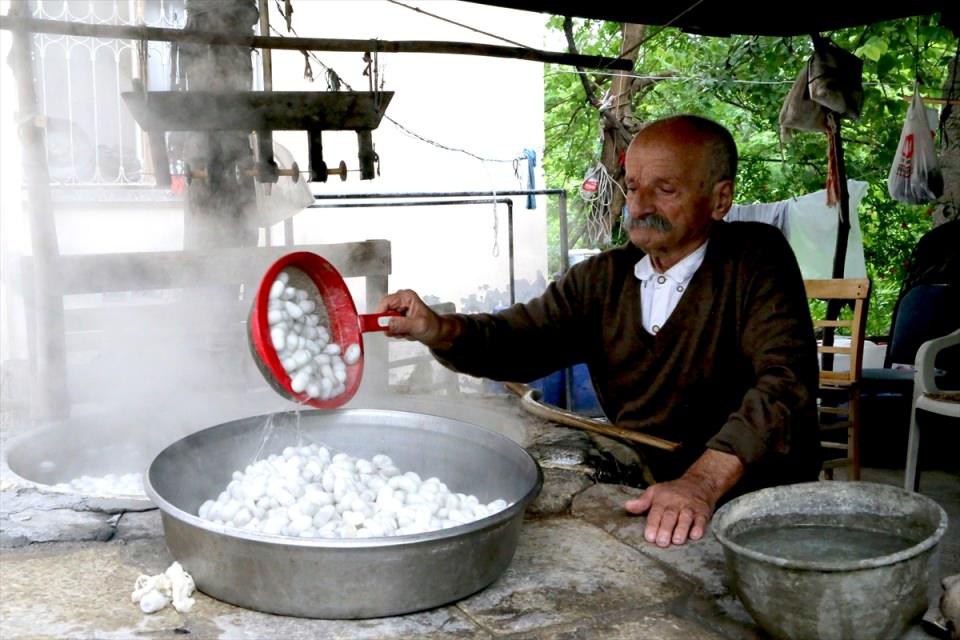 <p><strong>Yaklaşık 8 sene önce babasının rahatsızlandığını belirten Büyükaşık, anısını şu sözlerle paylaştı:</strong></p>
<p>"Doktora götürdüm ve kalbini kontrol ettirdik. Doktor bir şeyi olmadığını söyledi ve bize sordu 'bu amca ne iş yapıyordu veya bu adamı neyden vazgeçirdiniz?'. Ben de 'babam çalışıyordu dinlendirmek istedim ve bir süredir çalışmıyor' dedim.</p>