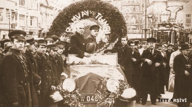 <p>1939 - İstanbullularca coşkuyla karşılanan ve resmi törenlerde kutlanan İETT'nin millileşmesi, Taksim Meydanı</p>
<p> </p>
