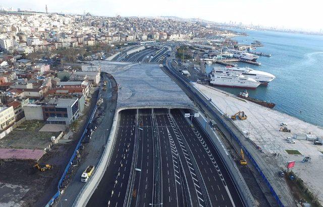 <p>Sadece otomobil ve minibüslerin geçeceği tüneli günlük ortalama 100 binin üzerinde aracın kullanacağı tahmin ediliyor. Depremden etkilenmeyeceği belirtilen tünelde maksimum hız saatte 70 kilometre olacak. Tünelin Avrupa ve Asya yakasında toplam 8 gişe bulunacak.</p>
<p> </p>