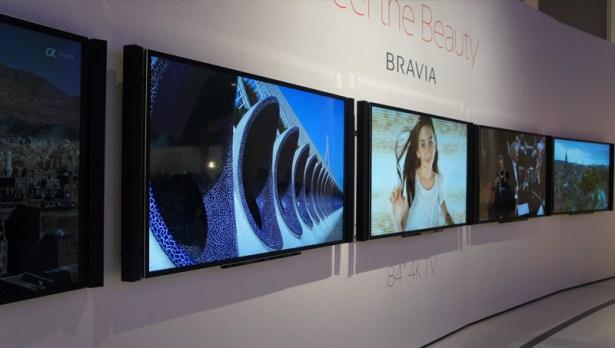 <p>2K, 4K ve Daha Büyük Çözünürlükler </p>

<p>Daha FullHD dediğimiz 1080p kullanımının bile yeni yaygınlaştığı dünyamızda 2014 yılıyla beraber 2K (QHD) çözünürlükte telefonlar ve 4K (UHD) çözünürlüğüne sahip cihaz kullanımları başlamış, Apple Yeni iMac ile 5K (UHD+) ekran görüntüsüne sahip bilgisayarını çıkarmış, hatta 8K (FUHD) çözünürlüklü televizyonların bile sunumları yapılmıştı2015 ile özellikle 2K ve 4K'nın hayatımızdaki yerinin ufaktan sağlamlaştırmaya başlaması muhtemel beklentiler arasındaki yerini buldu. Fakat 2K yerine direkt olarak 4K çözünürlüğünün kulanım alanları artması yönünde beklentiler daha ağır basmakta. </p>

<p>Ayrıca gelişmeye devam eden 3D görüntü sistemlerinin özellikle sinema sektöründe yaygınlaşmasıyla daha iyi 3D deneyimlerinin artacağı ve hatta Toshiba tarafından duyurulan gözlüksüz 3D deneyimi gibi biraz daha uçuk gelişmeler görmemiz de beklenmekte.</p>
