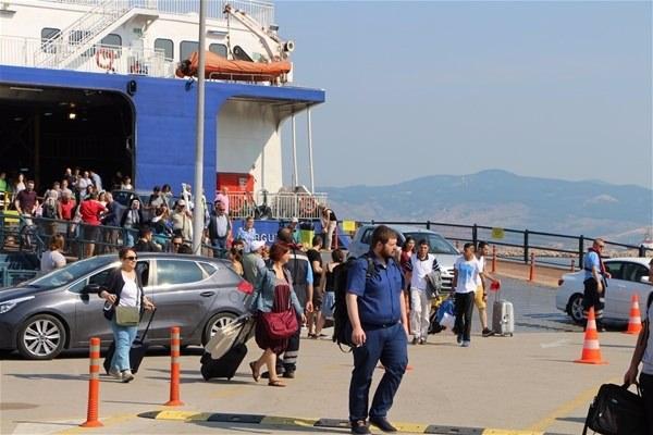 <p> İstanbul'dan Ege Bölgesi yönüne giden tatilciler, Bandırma Feribot İskelesi'nde yoğunluğa neden oldu. </p>
<p> </p>
