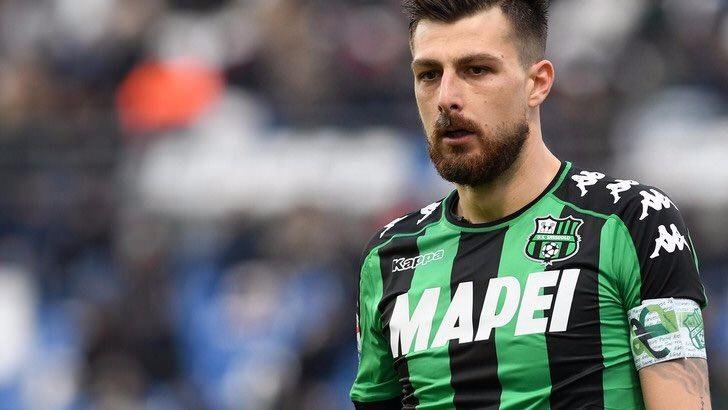 <p>Francesco Acerbi<br />
<br />
Acerbi kariyeri boyunca hep İtalya takımlarında oynadı... Milan, Genoa, Verona gibi kulüplerin formasını terleten 1.92’lik kule stoper, 2013’ten bu yana Sassuolo’da oynuyor.</p>
