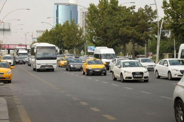 <p>Kişi başı otomobil yoğunun en fazla olduğu kentin Ankara olduğu görülüyor. Yaklaşık 5 milyon kişinin yaşadığı Ankara'da 1 milyon 118 bin 206 otomobil kayıtlı bulunuyor. Başka bir deyişle Başkent'te her 100 kişiden 22,1'i otomobil sahibi.</p>

<p> </p>

