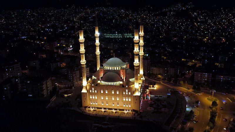<p>İnşaat bitmedi diye faaliyetleri yarım bırakmadık. Bir yandan erkek Kur'an kursumuzun bütün ihtiyaçlarıyla ilgileniyoruz. </p>
