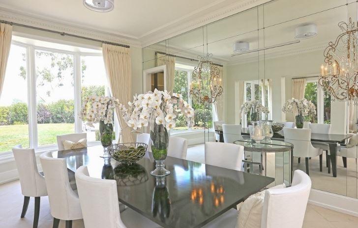 <p>Beverly Hills'in tepelerinde bulunan kırmızı çatılı evin manzarası da büyüleyici. </p>
