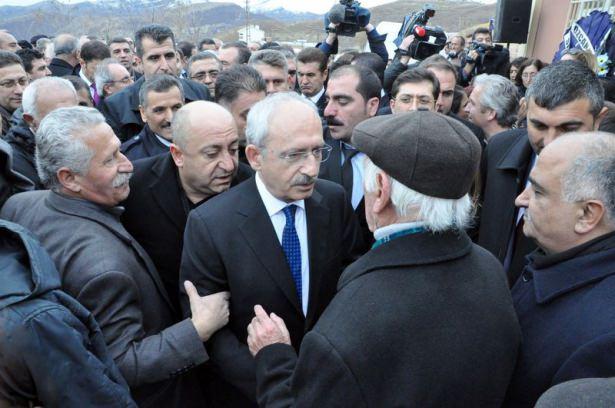 <p>CHP Genel Başkanı Kemal Kılıçdaroğlu'nun kayınvalidesi Fatma Özdağ'ın cenazesi, Tunceli'nin Nazımiye ilçesine bağlı Ayranlı köyünde toprağa verildi.</p>

<p> </p>
