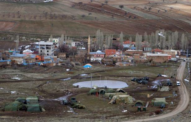 <p>Farklı silahları kullanma konusunda özel eğitim alan komandolar, HK-33 piyade tüfeği, makineli tüfek, bombaatar, roketatar ve keskin nişancı tüfekleriyle manevra unsurlu yakın muharebe atışı yaparak yeteneklerini sergiledi.</p>

<p> </p>
