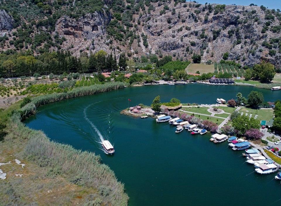 <p> Dünyaca ünlü çamur banyolarına ve deniz kaplumbağalarının yuvası İztuzu sahiline gelen turistler, tekne turlarıyla bu güzelliklerin tadını çıkarıyor. </p>