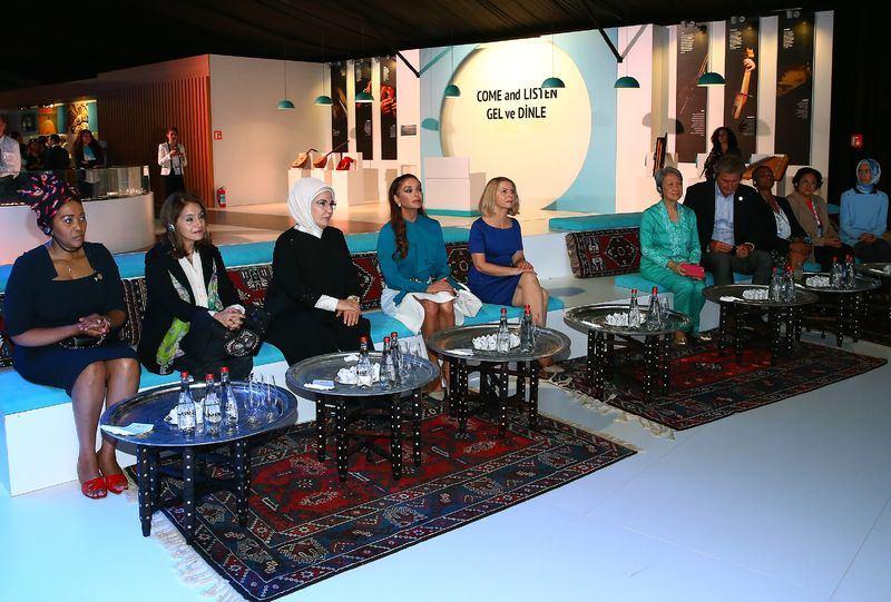 <p>G20 Zirvesi için Antalya’da bulunan liderlerin eşleri Cumhurbaşkanı Recep Tayyip Erdoğan’ın eşi Emine Erdoğan’ın ev sahipliğinde Aspendos’u gezdi. Geziye Cumhurbaşkanı Recep Tayyip Erdoğan’ın kızı Sümeyye Erdoğan, Güney Afrika Cumhurbaşkanı’nın eşi Tubeka Zuma, Singapur Başbakanının eşi Ho Ching ve OECD Başkanının eşi Lulu Gurria da katıldı. </p>
<p> </p>