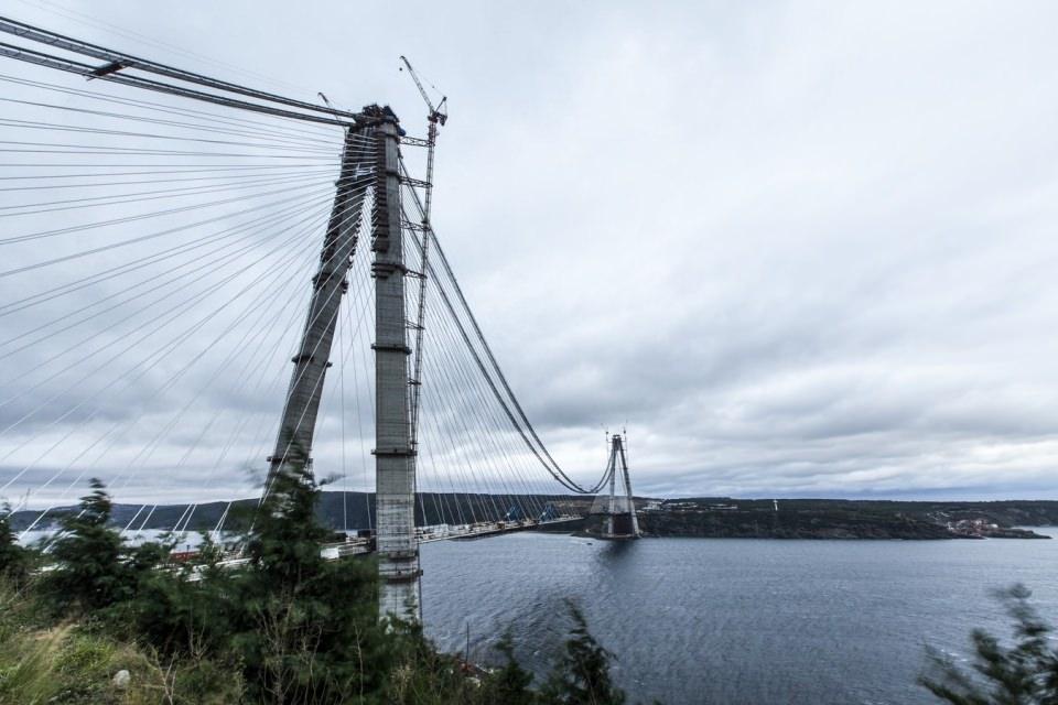 <p>Dünyanın en geniş asma köprüsü olma özelliğini taşıyan ve İstanbul trafiğini rahatlatacak olan Yavuz Sultan Selim Köprüsü’nde çalışmalar aralıksız devam ediyor.</p>
