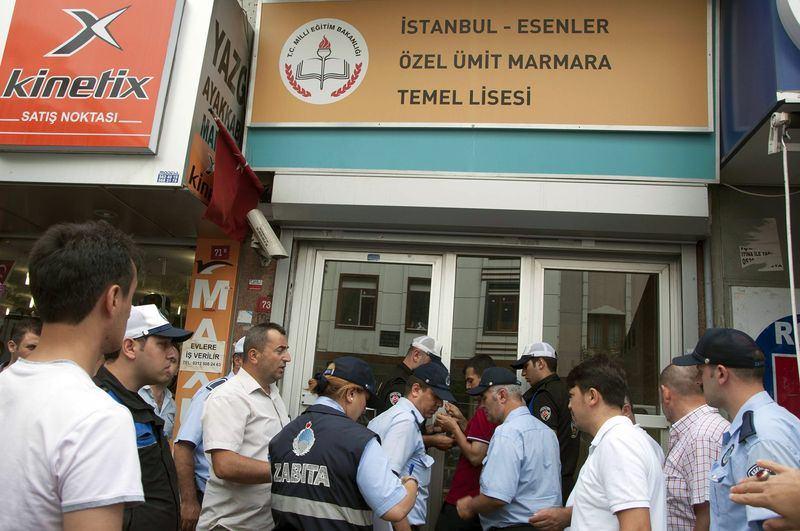 <p>Esenler'de, haklarında Milli Eğitim Bakanlığı tarafından "Anayasal düzene ve bu düzenin işleyişine karşı suçlar"dan işlem başlatılan 5 eğitim kurumunun faaliyetleri durduruldu. Esenler Belediyesi Zabıta ekiplerinin kapılarına mühür vurduğu 3 okul, 1 yurt ve 1 etüt merkezi, eğitim ve öğretime kapatıldı.</p>
