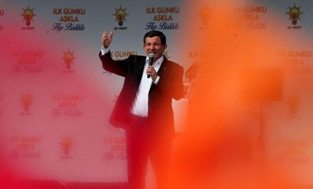 <p><strong>AK Parti Genel Başkanı ve Başbakan Ahmet Davutoğlu, 'İnşallah yarın akşam balkondan tekrar demokrasi şöleni yapacağız. Yarın inşallah milletimiz büyük katılımla sandığa gidecek, Türkiye'nin istikametini belirleyecek. Bu karar, inanıyorum ki sizlerle 13 yıl boyunca beraber yazdığımız büyük destanın devamı için yepyeni bir ak sayfa olacak' dedi. </strong></p>