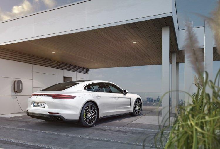 <p><span style="color:#D3D3D3">Panamera 4S Executive ve Panamera Turbo Executive’in standart ekipman donanımı diğer modellere göre arttırıldı. </span></p>