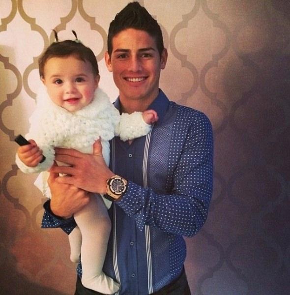 <p>James Rodriguez ve kızı Salome</p>