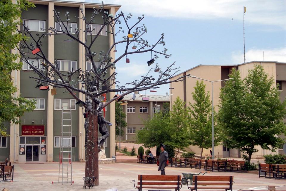 <p>Fırat Üniversitesi (FÜ) Eğitim Fakültesi Güzel Sanatlar Eğitimi Bölümü Öğretim Görevlisi Rüçhan Keçeci, yaklaşık 4 ay süren çalışmayla ortaya koyduğu ve "Eğitim Çınarı" adını verdiği 6 ton ağırlık, 10 metre yükseklik ve 12 metre çapındaki eserle kitap okuma farkındalığı oluşturmayı amaçlıyor.</p>

<p> </p>
