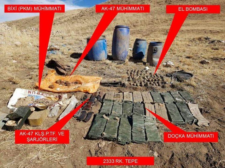 <p>98 el bombası, 36 AK-47 Kaleşnikof piyade tüfeği şarjörü, 1 G-3 piyade tüfeği şarjörü, 1104 doçka mühimmatı, 1416 AK-47 piyade tüfeği fişeği, 1 poşet el bombası fünyesi, 59 av tüfeği fişeği, 3 el yapımı patlayıcı düzeneği, 9 patlatma anahtarı, 4 amonyum nitrat dolu bidon, 500 kilogram amonyum nitrat, 20 AK-47 hücum yeleği, 1 roketatar hücum yeleği, 5 Kaleşnikof piyade tüfeği şarjörü kılıfı, 7 avcı yeleği, 5 kamuflajlı sırt çantası, 5 Jeneratör, 1 akü, 2 güneş paneli, 4 gündüz görüş dürbünü, 1 keskin nişancı dürbünü, 1 araç plakası (34 JC 1406), 1 telsiz, 1 araç telsizi, 4 volki tolki telsiz, 6 telsiz şarj cihazı, 6 telefon şarj aleti, 1 drone, bin 300 metre kablo, 1 cüzdan (içerisinde Y.A.’ya ait reçete), 7 patlayıcı maddenin etkisini arttırmak için kullanılan basınç tüpü, 20 mutfak tüpü, 31 küçük tüp, 233 karton Kaçak sigara, </p>