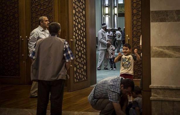 <p><strong>Beştepe Millet Camii</strong></p>

<p>Cumhurbaşkanlığı Külliyesi bünyesinde, halka açık mekanlardan biri olan Beştepe Millet Camii'nin oturum alanı 5 bin 177 metrekare ve bir ana kubbe ile dört yarım kubbeyle örtülü.</p>
