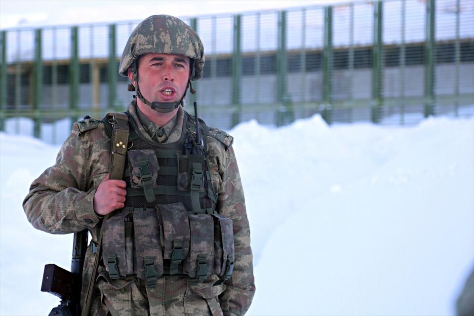 <p>Şırnak'ta Irak sınırında görev yapan Mehmetçik, son teknoloji silah ve cihazlarla donatılan üs bölgelerinde PKK terörüne geçit vermiyor.</p>
