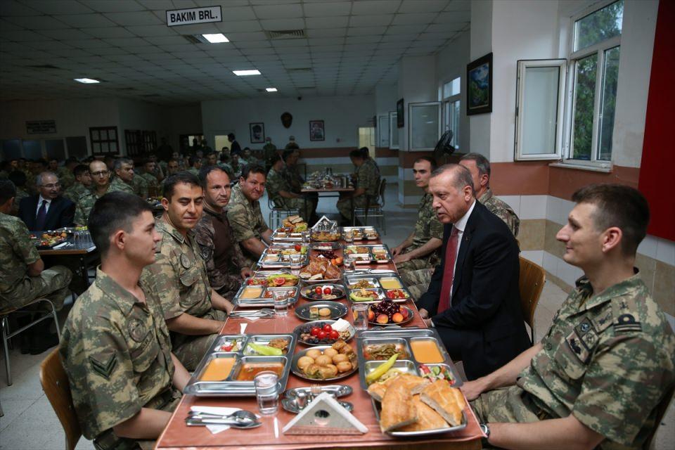 <p>Kızı 10 yaşındaki Meltem’in kendisini çok sevdiğini söylemesi üzerine Cumhurbaşkanı Erdoğan, cep telefonundan Meltem ile bir süre görüntülü sohbet etti.</p>