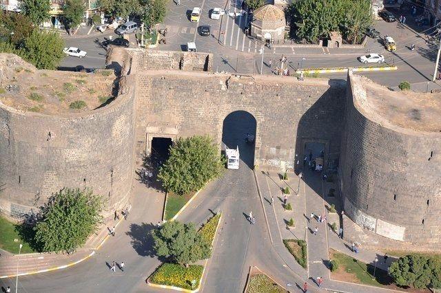 <p><strong>DİYARBAKIR </strong><br />
GİRİŞ - 26.017 <br />
ÇIKIŞ - 19.490 <br />
FARK - 6.527</p>
