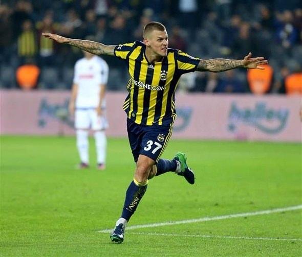 <p>SKRTEL İLK GOLÜNÜ ATTI<br />
<br />
45+2. dakikada Fenerbahçe'nin ikinci golünü atan Martin Skrtel, sarı lacivertli takımda ilk kez gol sevinci yaşadı. Slovak futbolcu bu sezon 10 Süper Lig'de 10, Avrupa kupalarında 7 karşılaşmaya çıktı. Skrtel, yaklaşık bir yıl sonra ise gol atma başarısı gösterdi. En son gol sevincini Liverpool formasıyla Premier Lig'de 21 Kasım 2015'te Manchester City'e karşı deplasmanda 4-1 galip geldikleri maçta yaşayan Slovak savunmacı, gol hasretini Fenerbahçe formasıyla dindirdi.</p>