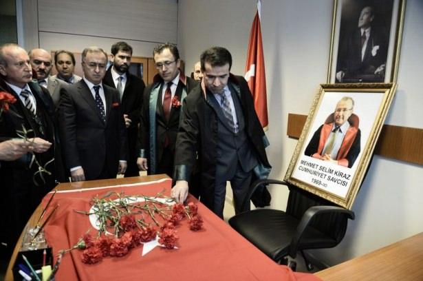 <p> İstanbul Adalet Sarayı'ndaki terör saldırısında şehit edilen Cumhuriyet Savcısı Mehmet Selim Kiraz, yenilenen makam odasında karanfil ve dualarla anıldı.</p>
