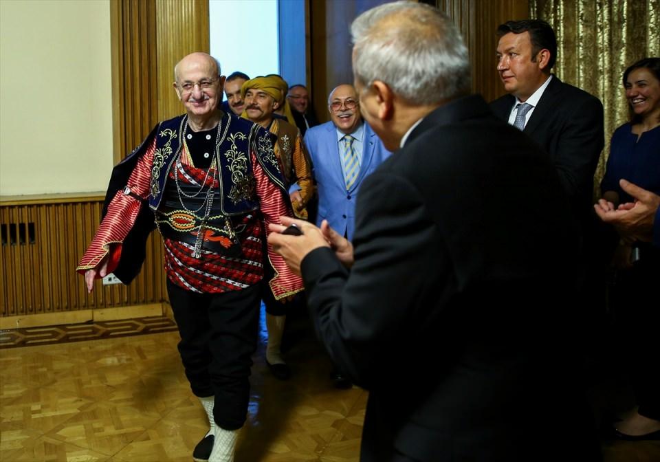 <p>Bunun önlenmesinde Cumhurbaşkanımızın büyük bir rolü vardı. Ben de o akşam TBMM'yi açtım. Kendi kararımla, seymenliğimle Meclisi açtım. O gece parti ayrımı yoktu, varlık yokluk mücadelesi vardı. Partiler birer parmaktır ama hepsi bir bileğe bağlıdır. Dilerim ki o ruh devam eder. Güzel bir Türkiye'de hep birlikte olacağız. Türkiye'miz hep seymen olacak, efe olacak. Köküne bağlı olacak. Böyle günlerde sivil toplum kuruluşlarının büyük rolü var."</p>
