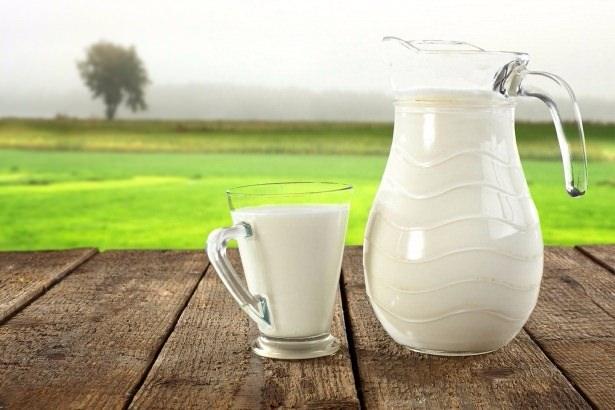 <p><strong>SÜT</strong></p>
<p>Proteinden zengin olan besinleri fazla tüketirseniz hem uzun süre tokluk sağlar hem de kilo verirsiniz. Bu nedenle sabah saatlerinde sütü beslenme programınızda bulundurmalısınız. Sabah içilen bir bardak süt bir sonraki öğünde daha az besin tüketmenizi sağlayacaktır.</p>