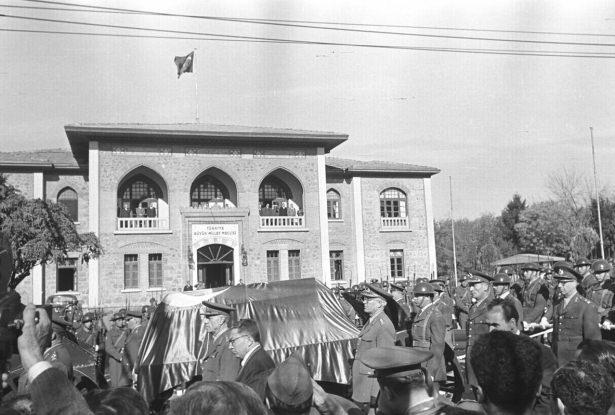 <p> Atatürk'ün naaşı, Anıtkabir'e nakli töreninde top arabası TBMM binasının önünden geçerken görülüyor.</p>
