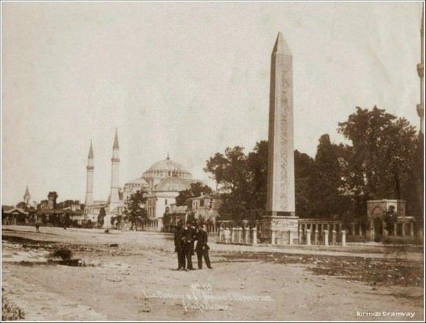 <p><strong><strong>Sultanahmet 1880</strong></strong></p>
<p>Kitabın hazırlanması fikri, Viyana Sergisi komisyonuna başkanlık eden dönemin Nafıa ve Ticaret Nazırı, aynı zamanda Osman Hamdi Bey'in babası olan İbrahim Edhem Paşa'dan gelir. </p>