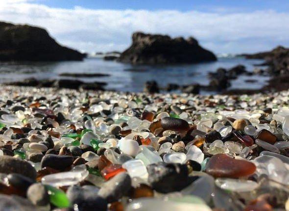 <p>Kuzey Pasifik dalgalarının şişeleri koya toplaması ile de muazzam görüntülerin ortaya çıktığı plaj, belirli bir ücret karşılığında gezilebiliyor. </p>
